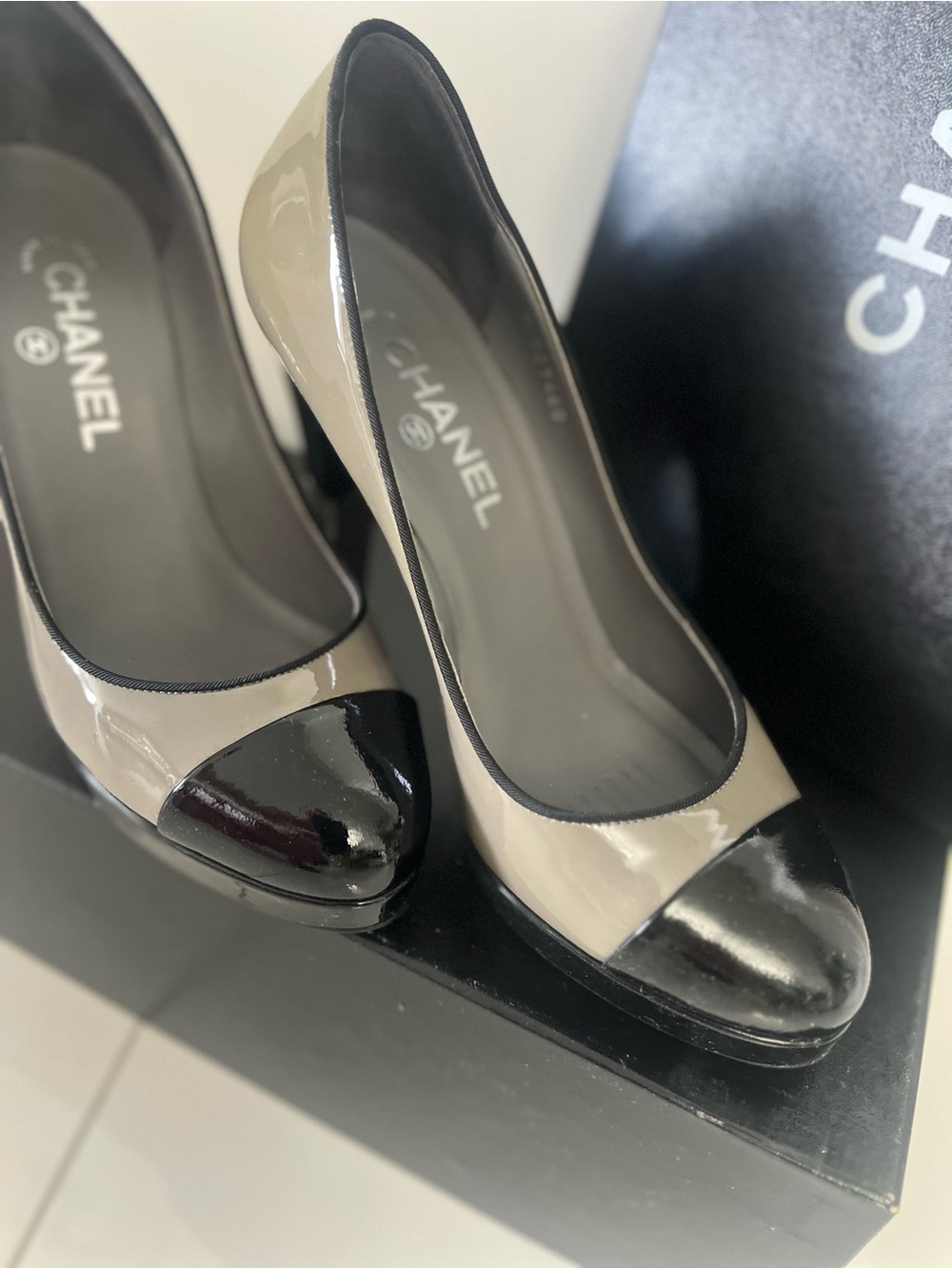 CHANEL Two-Tone Patent Leather Pumps in Gray and Black‎ - Picture 4 of 8